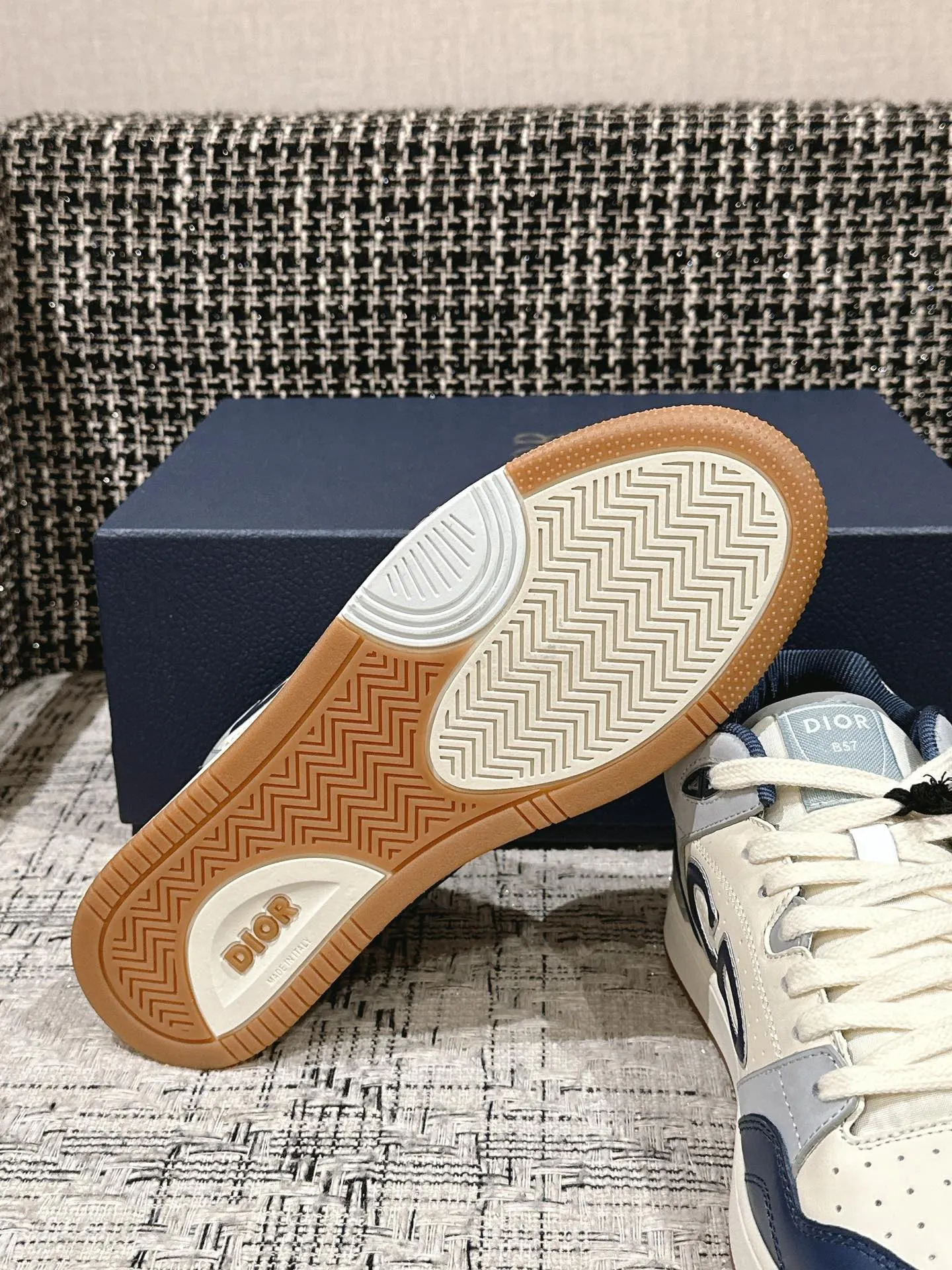 👟👟Ex-factory price 680👟👟. Dior 2024 model B57 popular casual shoe mid-top version, couple model, original explosion-proof one-to-one perfect reproduction, craftsmanship details in place, original customized materials, awesome, latest element combination, fashionable and casual personality, versatile Fabric: original fabric cowhide, mesh, electric embroidery plus 3D printing Inner: imported breathable mesh feet: original molding pad outsole: original one-to-one mold opening T👟👟Ex-factory price U Size: women’s size 35-40~men’s size 39-45